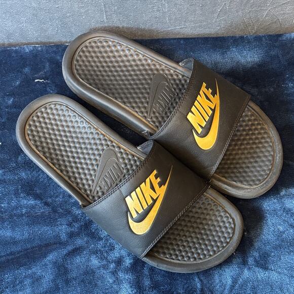 Nike Benassi JDI Black/Gold Men's Slides Sandals Size 8 Beachy Basketball Comfy - Picture 3 of 8